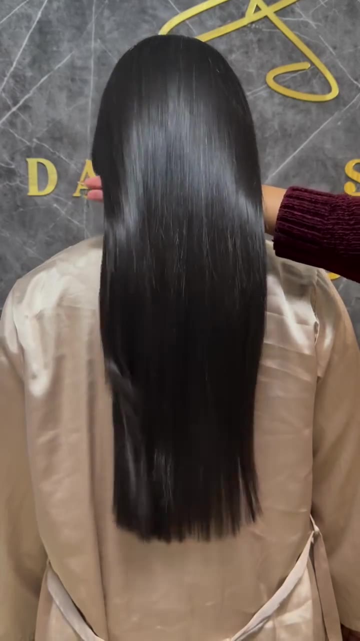 Cabello largo, oscuro y liso, visto de espaldas, en el estudio Darcy Studios